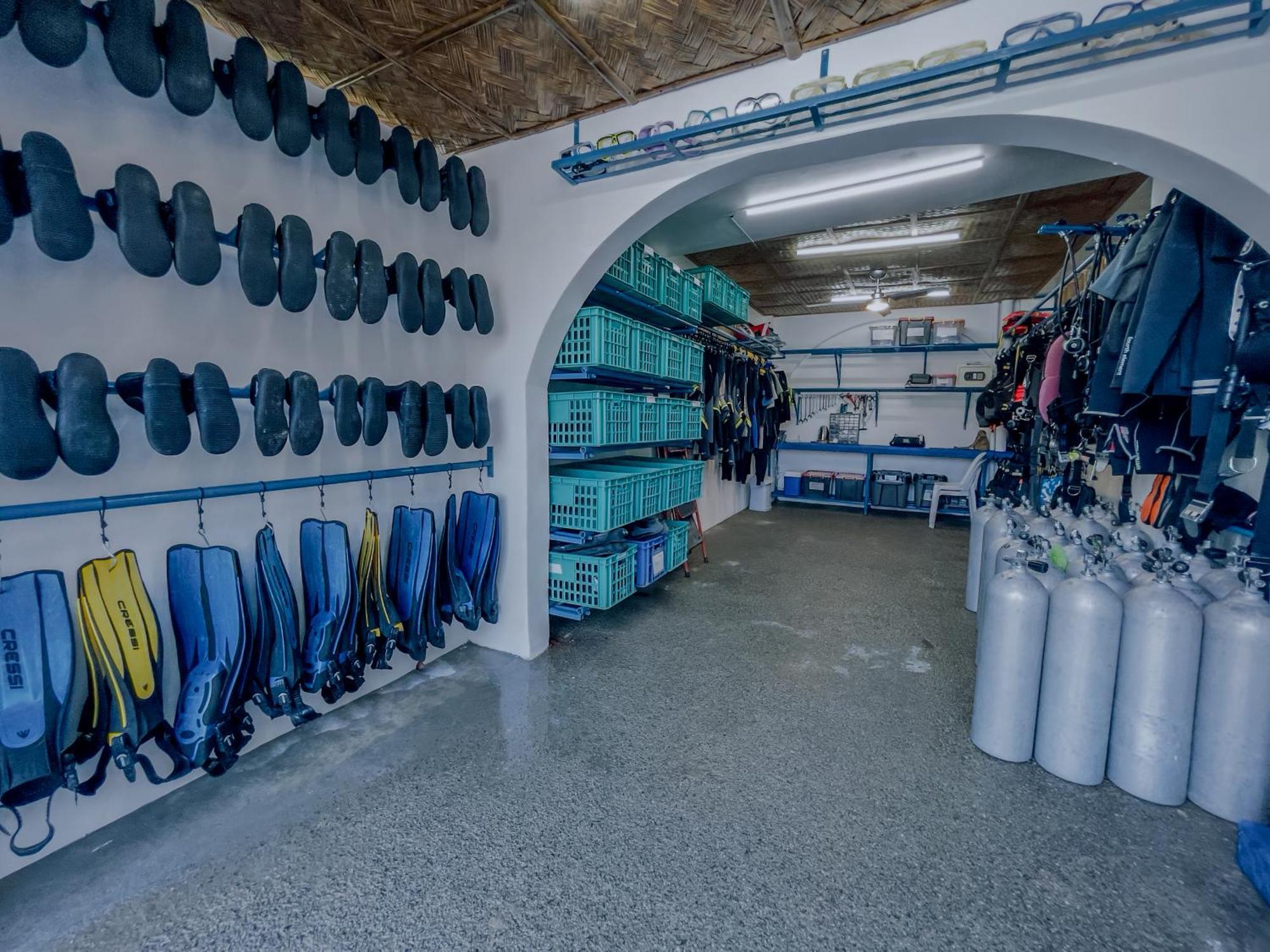 פוארטו גאלרה Edgewater Dive & Spa Resort מראה חיצוני תמונה
