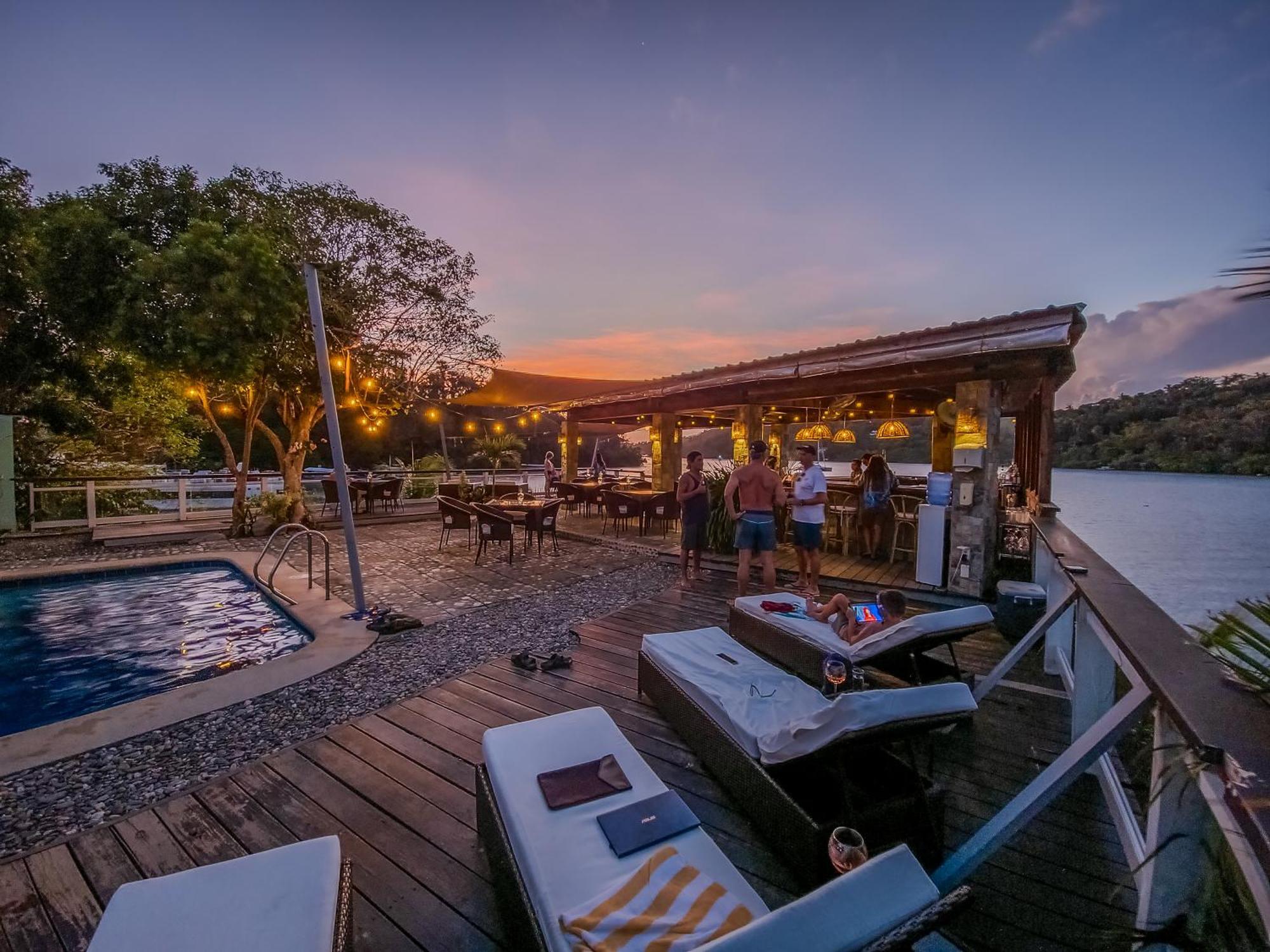 פוארטו גאלרה Edgewater Dive & Spa Resort מראה חיצוני תמונה