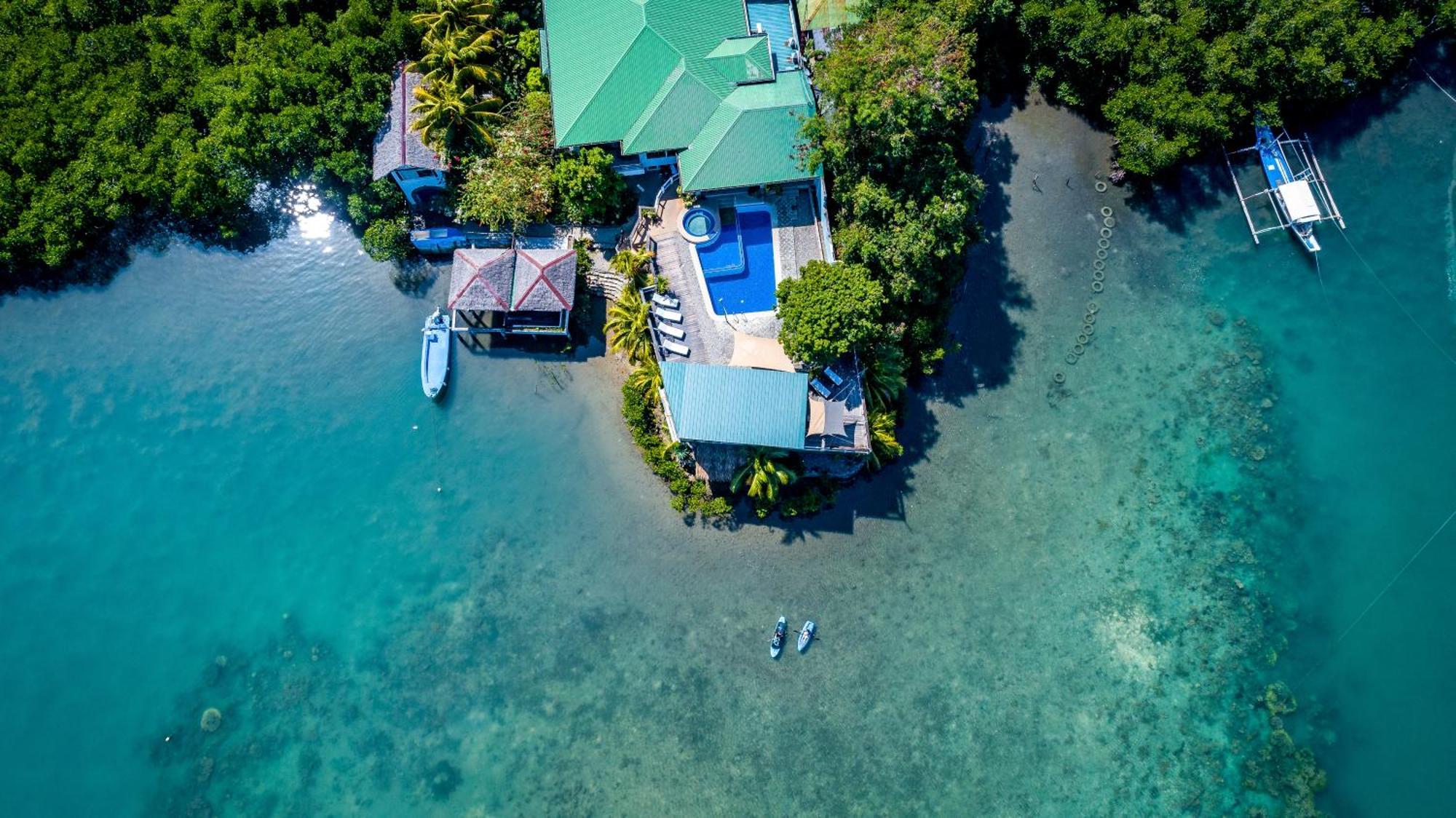 פוארטו גאלרה Edgewater Dive & Spa Resort מראה חיצוני תמונה